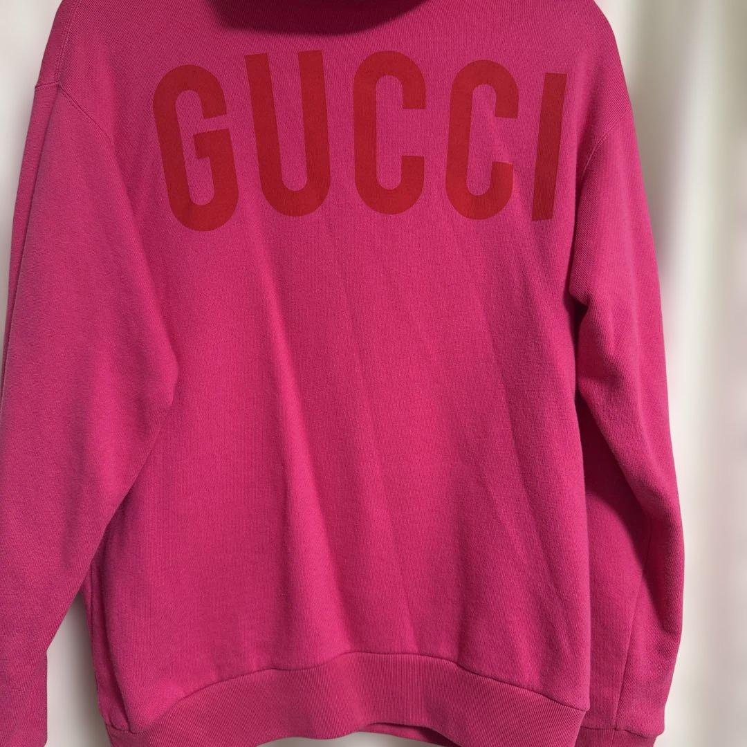GUCCI ピンク スカルプリント パーカー