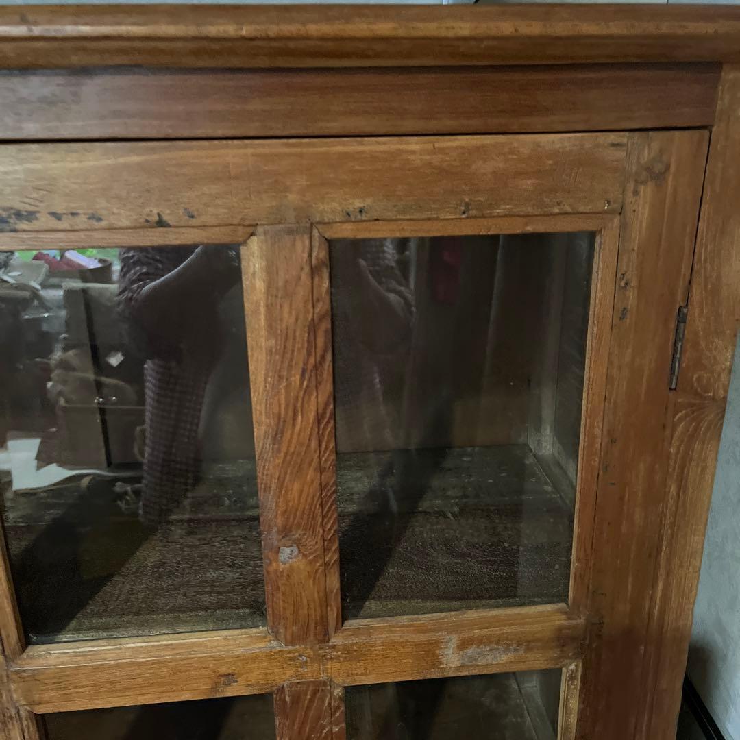 自然の風合い、素朴さでインテリアを格上げするインドのアンティーククキャビネット