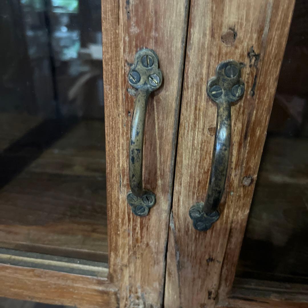 自然の風合い、素朴さでインテリアを格上げするインドのアンティーククキャビネット