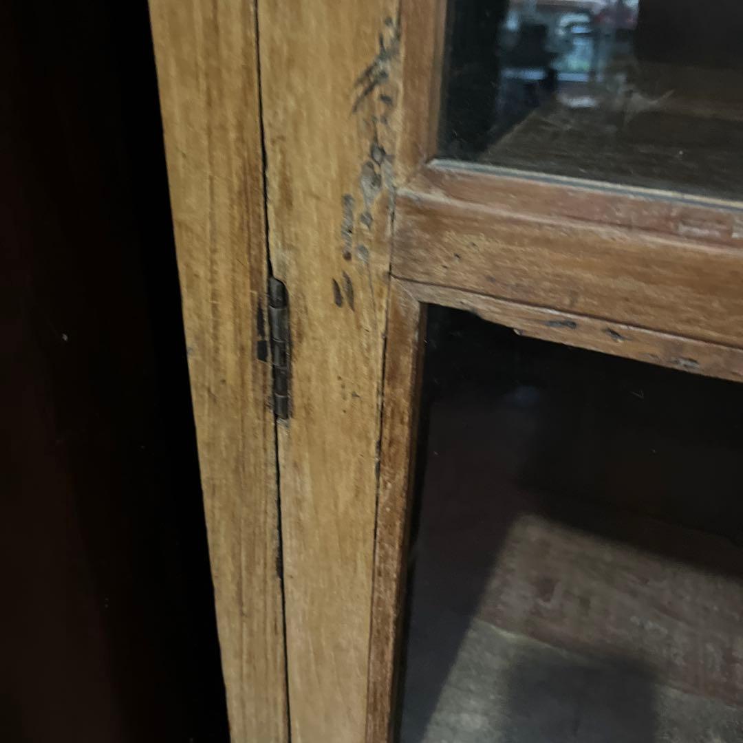 自然の風合い、素朴さでインテリアを格上げするインドのアンティーククキャビネット