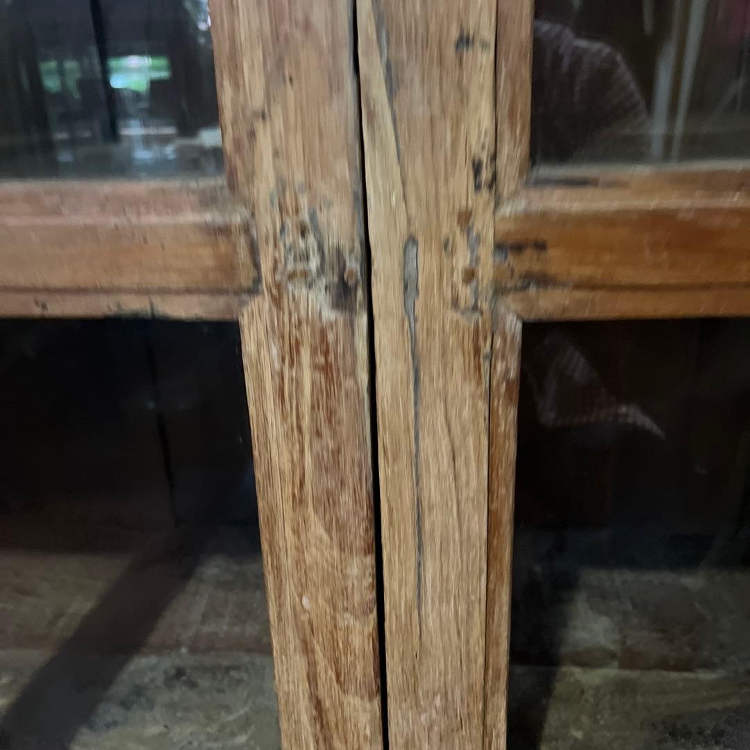 自然の風合い、素朴さでインテリアを格上げするインドのアンティーククキャビネット