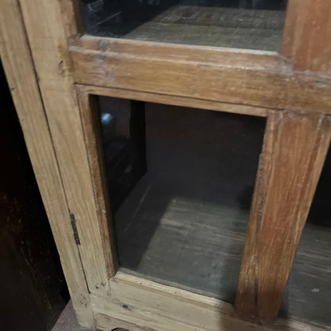 自然の風合い、素朴さでインテリアを格上げするインドのアンティーククキャビネット