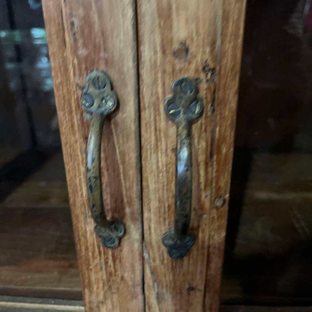 自然の風合い、素朴さでインテリアを格上げするインドのアンティーククキャビネット