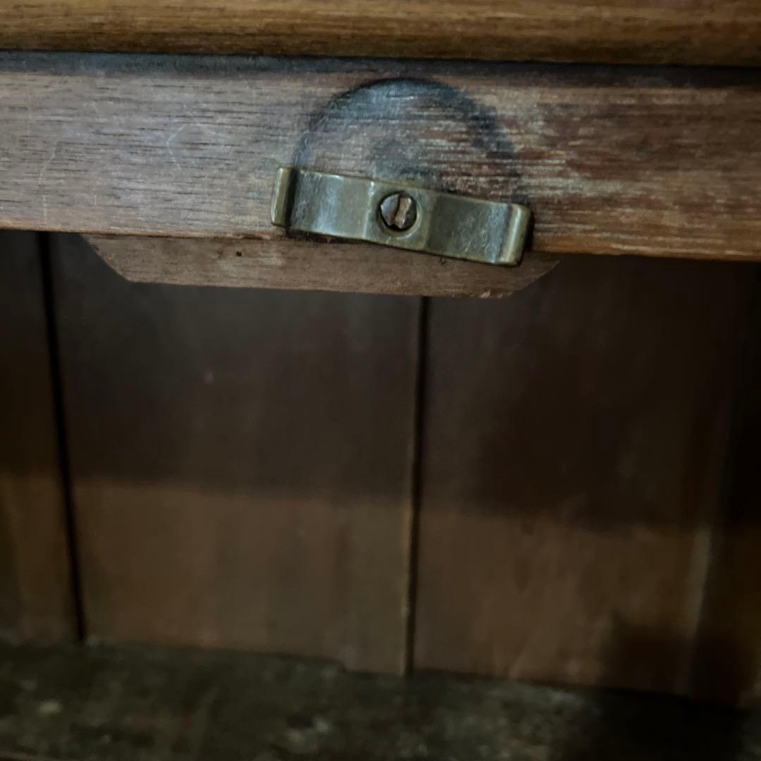 自然の風合い、素朴さでインテリアを格上げするインドのアンティーククキャビネット