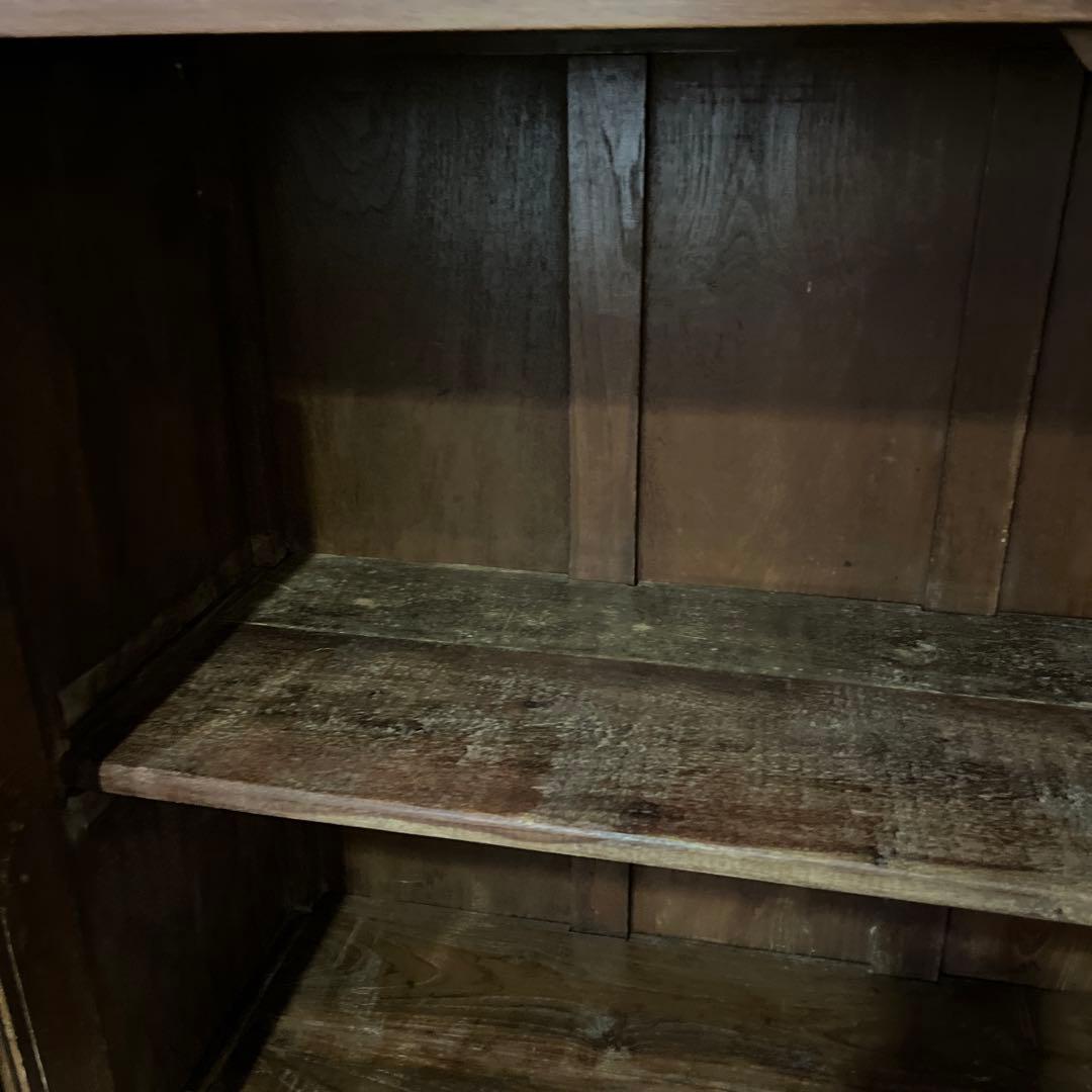 自然の風合い、素朴さでインテリアを格上げするインドのアンティーククキャビネット