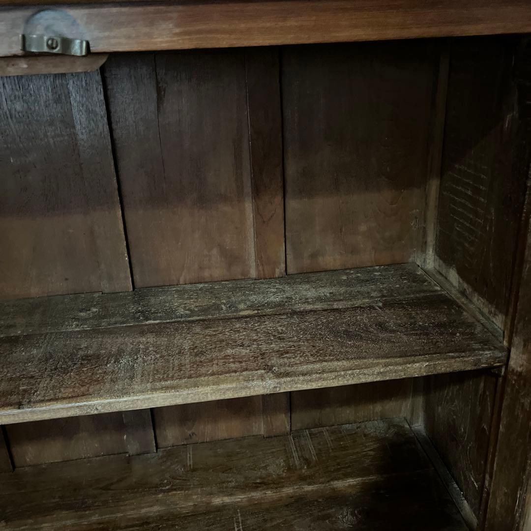 自然の風合い、素朴さでインテリアを格上げするインドのアンティーククキャビネット