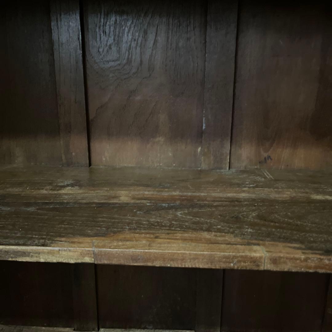 自然の風合い、素朴さでインテリアを格上げするインドのアンティーククキャビネット