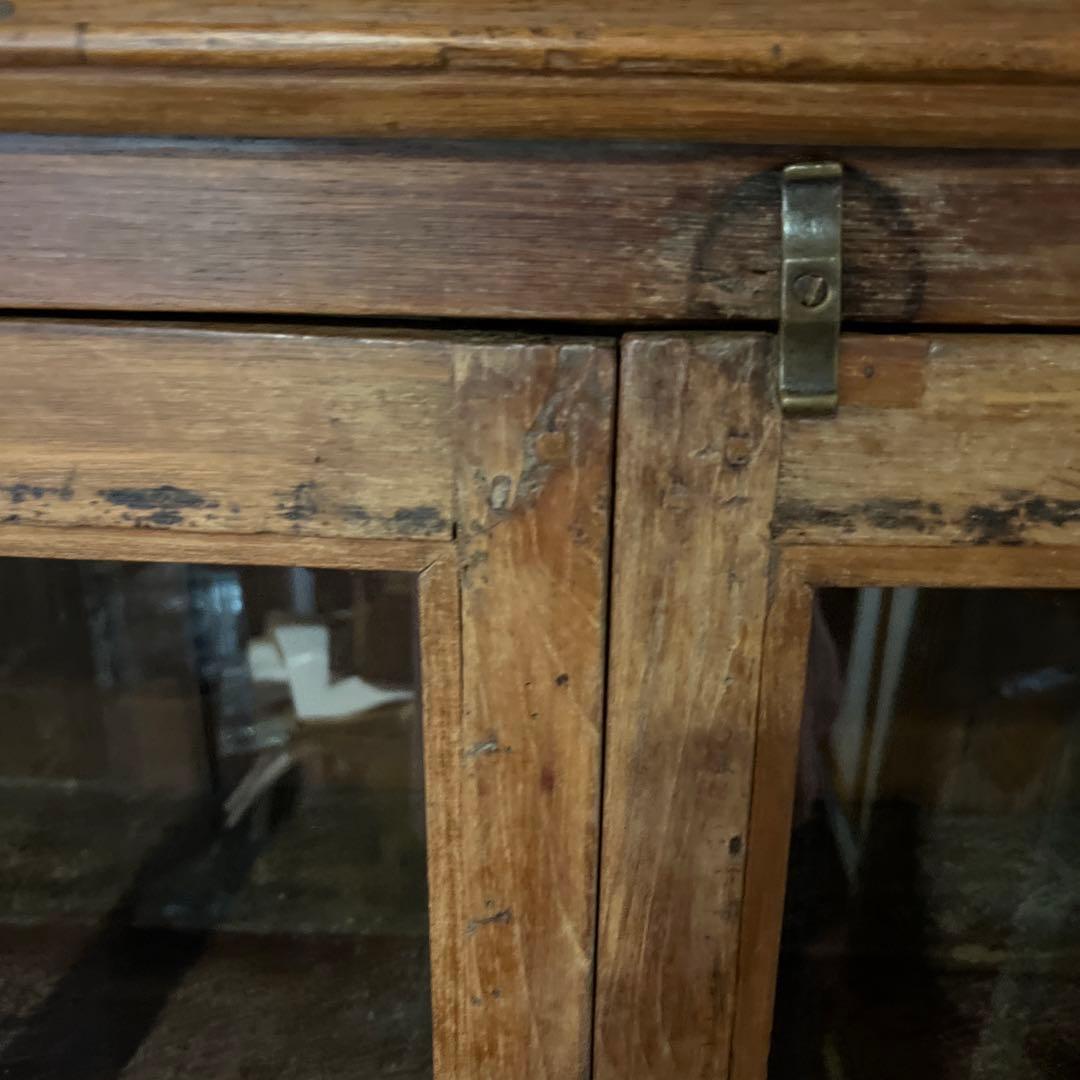 自然の風合い、素朴さでインテリアを格上げするインドのアンティーククキャビネット