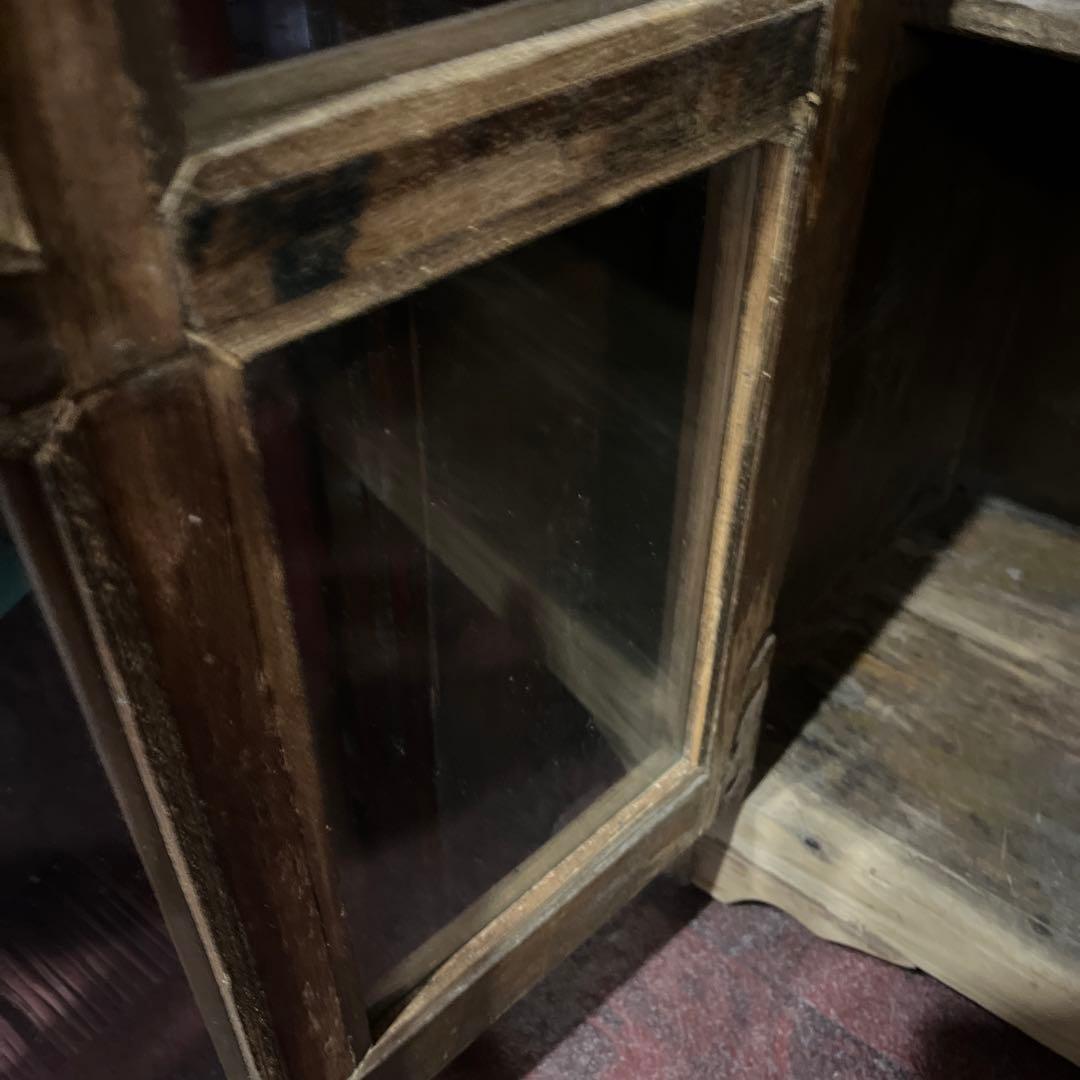 自然の風合い、素朴さでインテリアを格上げするインドのアンティーククキャビネット