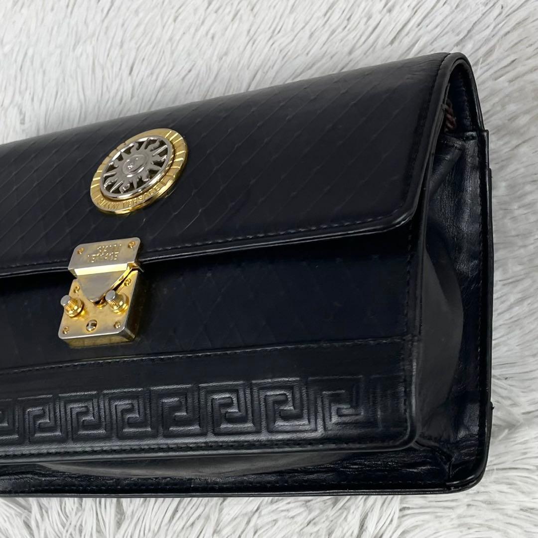 美品 ヴェルサーチ レザー クラッチバッグ サンバースト キルティング 黒
