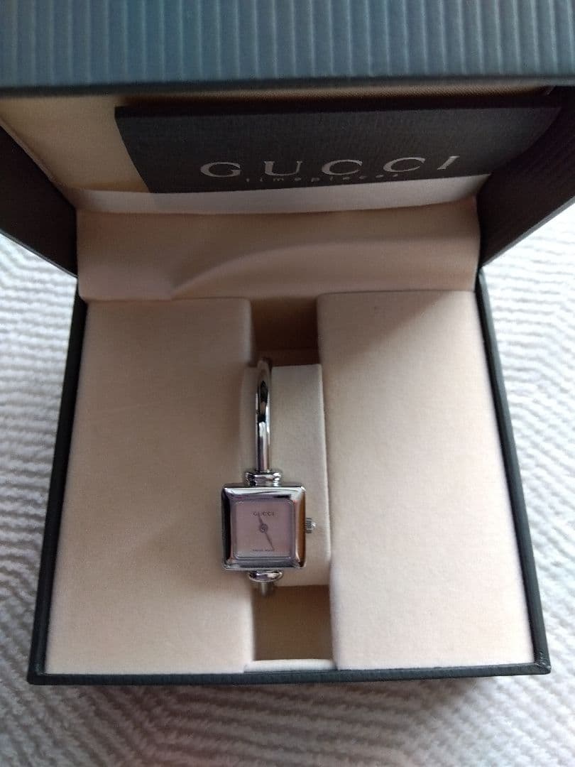GUCCI シルバー クォーツ腕時計　箱付き