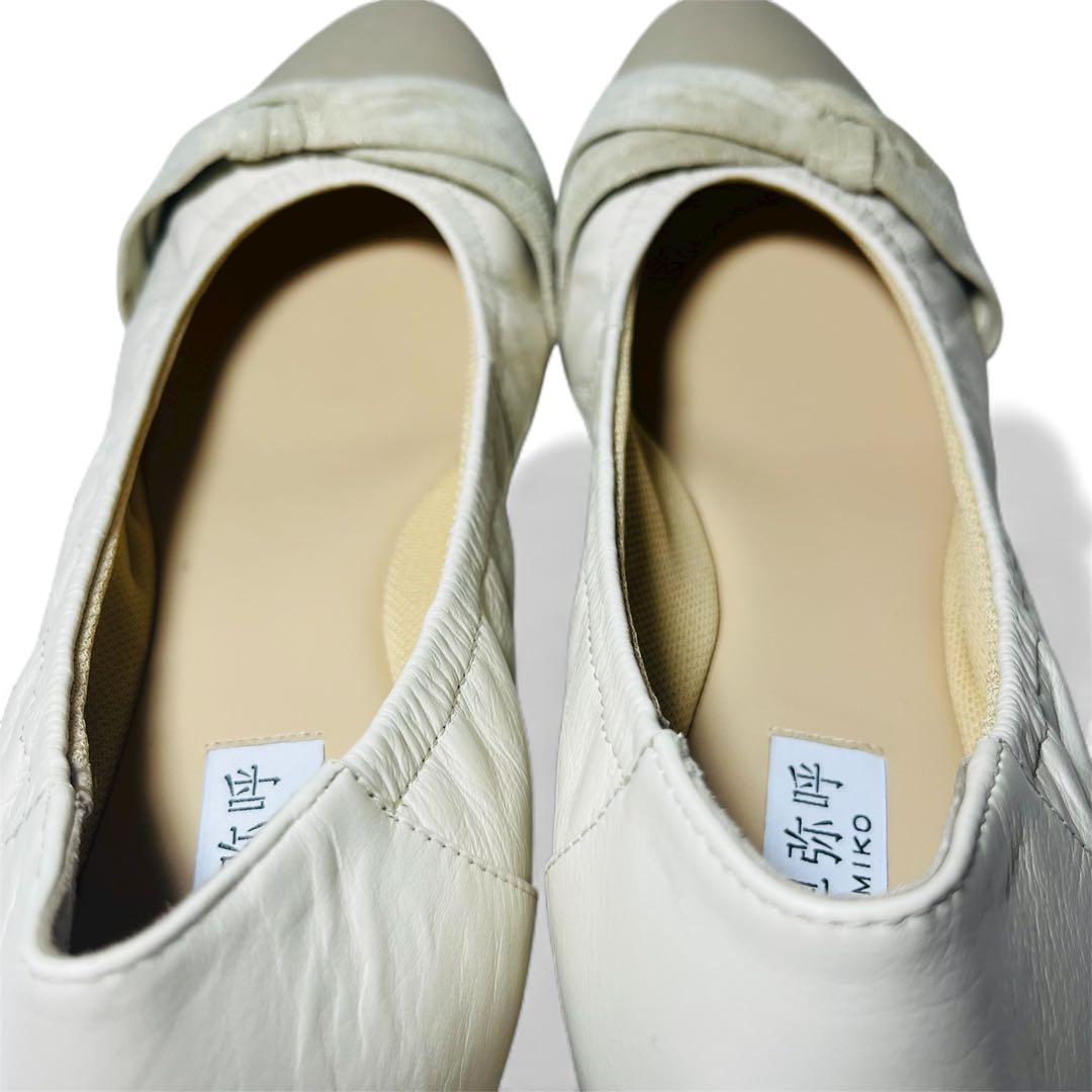 未使用級✨卑弥呼 HIMIKO クロスデザイン　袋付き　24.5 ホワイト白