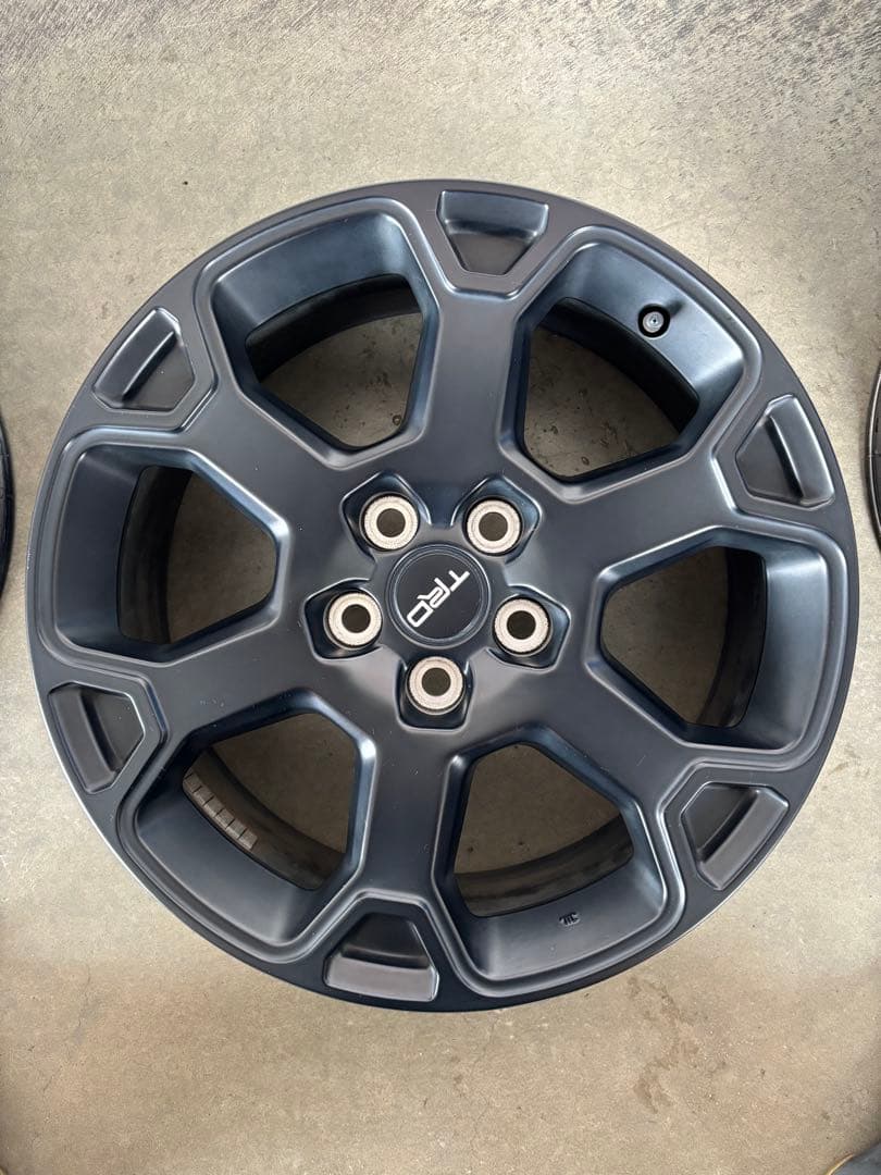 ぐっちょりあすUSトヨタ純正 マットブラック 4本セットTRロゴ入ホワイト