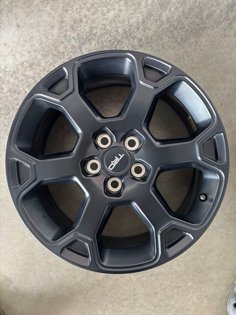 ぐっちょりあすUSトヨタ純正 マットブラック 4本セットTRロゴ入ホワイト