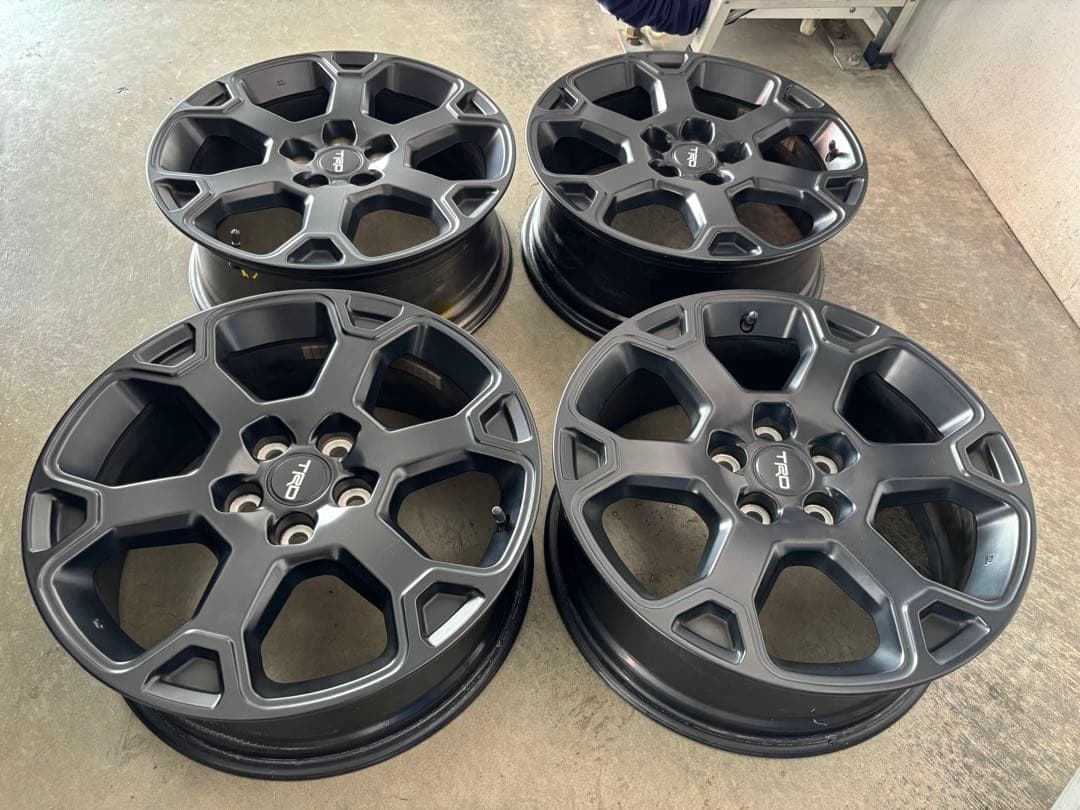 ぐっちょりあすUSトヨタ純正 マットブラック 4本セットTRロゴ入ホワイト