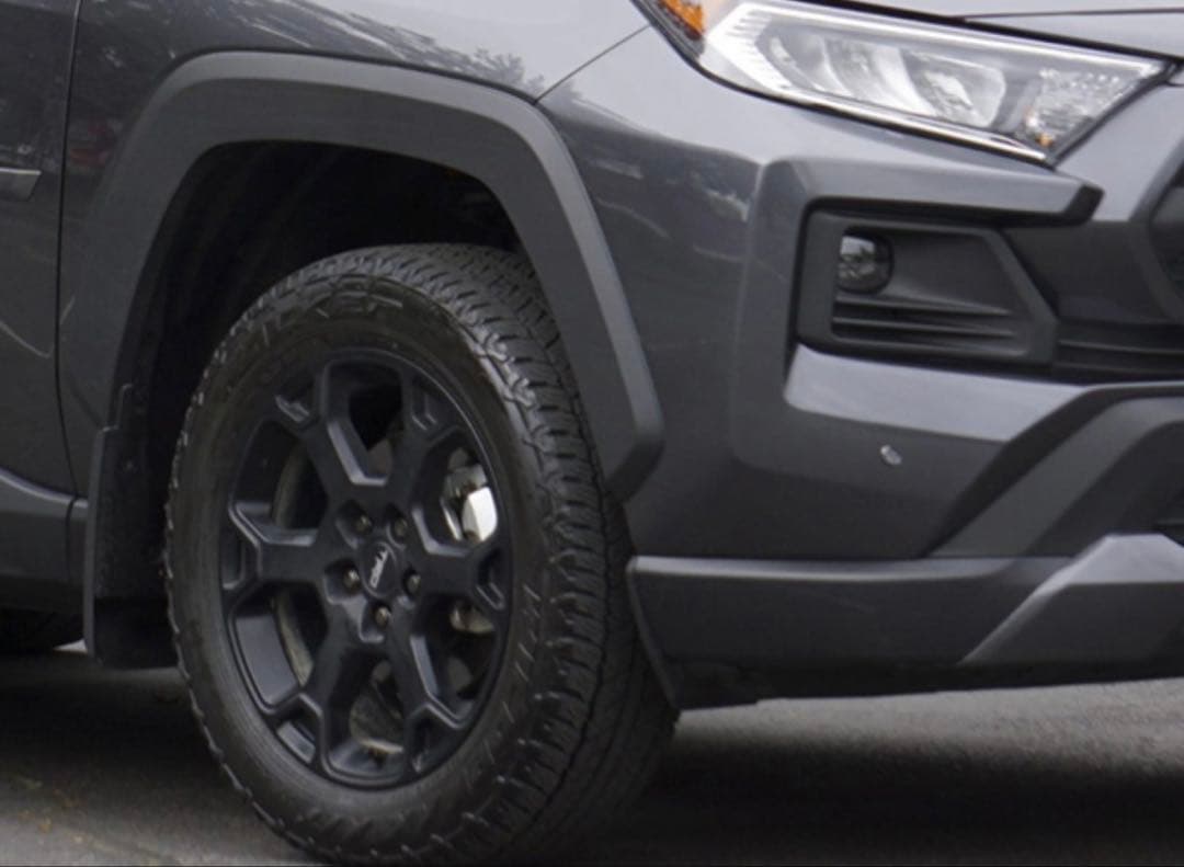 ぐっちょりあすUSトヨタ純正 マットブラック 4本セットTRロゴ入ホワイト