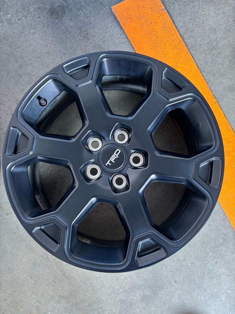 ぐっちょりあすUSトヨタ純正 マットブラック 4本セットTRロゴ入ホワイト