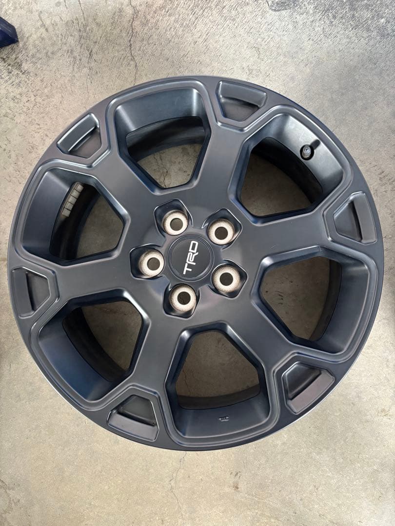 ぐっちょりあすUSトヨタ純正 マットブラック 4本セットTRロゴ入ホワイト