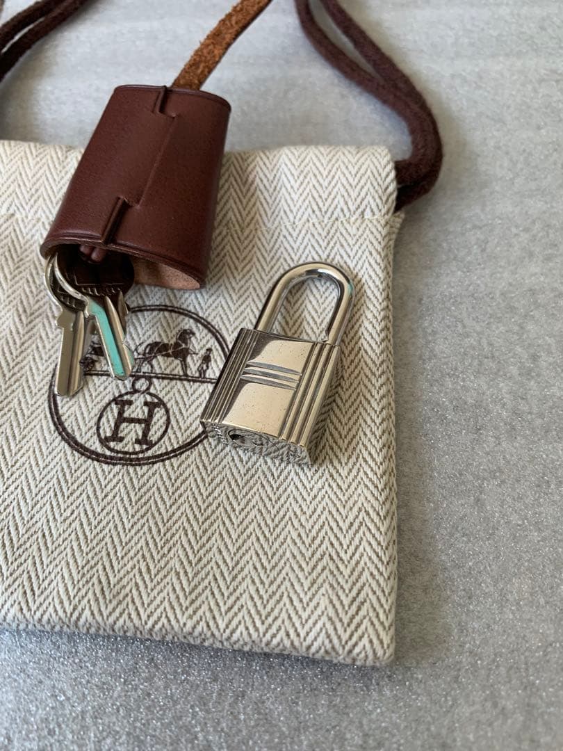 正規品　極美品エルメス 南京錠 鍵 カデナ キー シルバークロシェット（茶色）