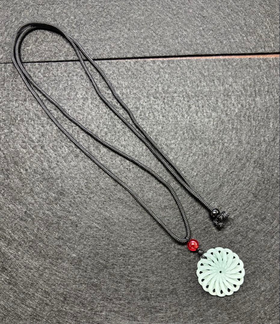 ミャンマー産 天然翡翠ペンダント（宝石鑑別書付き）