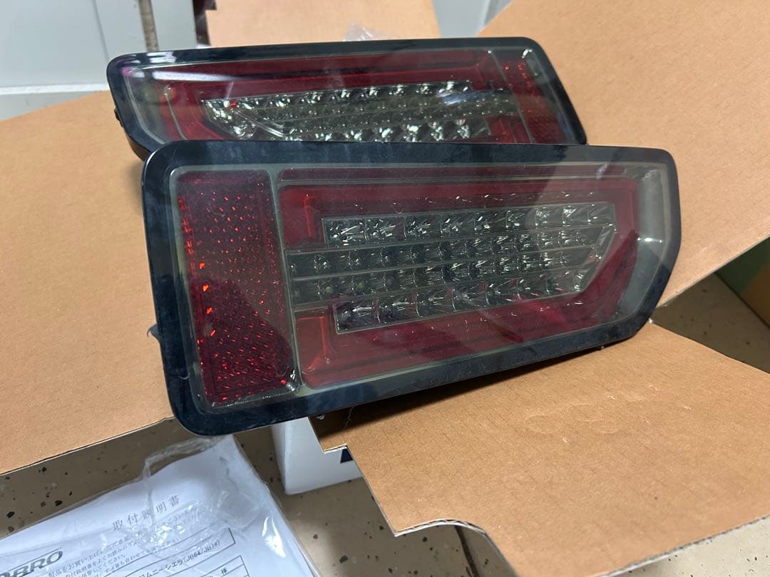 新型ジムニー・シエラ エムブロ サンダーテール フルLED スモークレンズ仕様