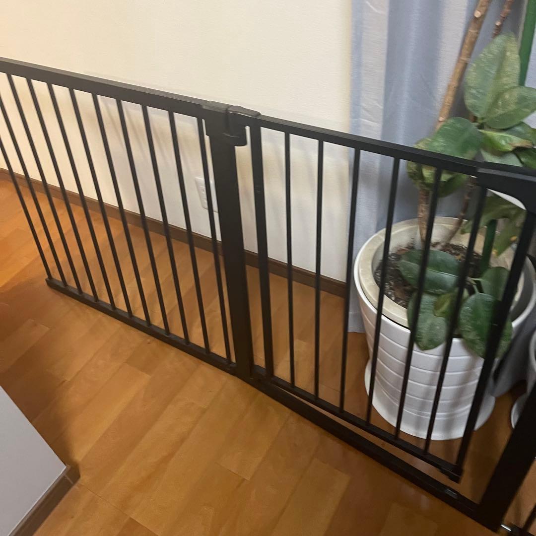 スチール製　突っ張り　ブラック　ゲート　ベビーやペット用に　扉付き　黒色