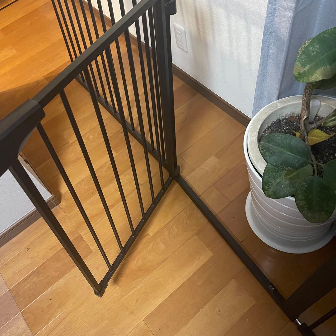 スチール製　突っ張り　ブラック　ゲート　ベビーやペット用に　扉付き　黒色