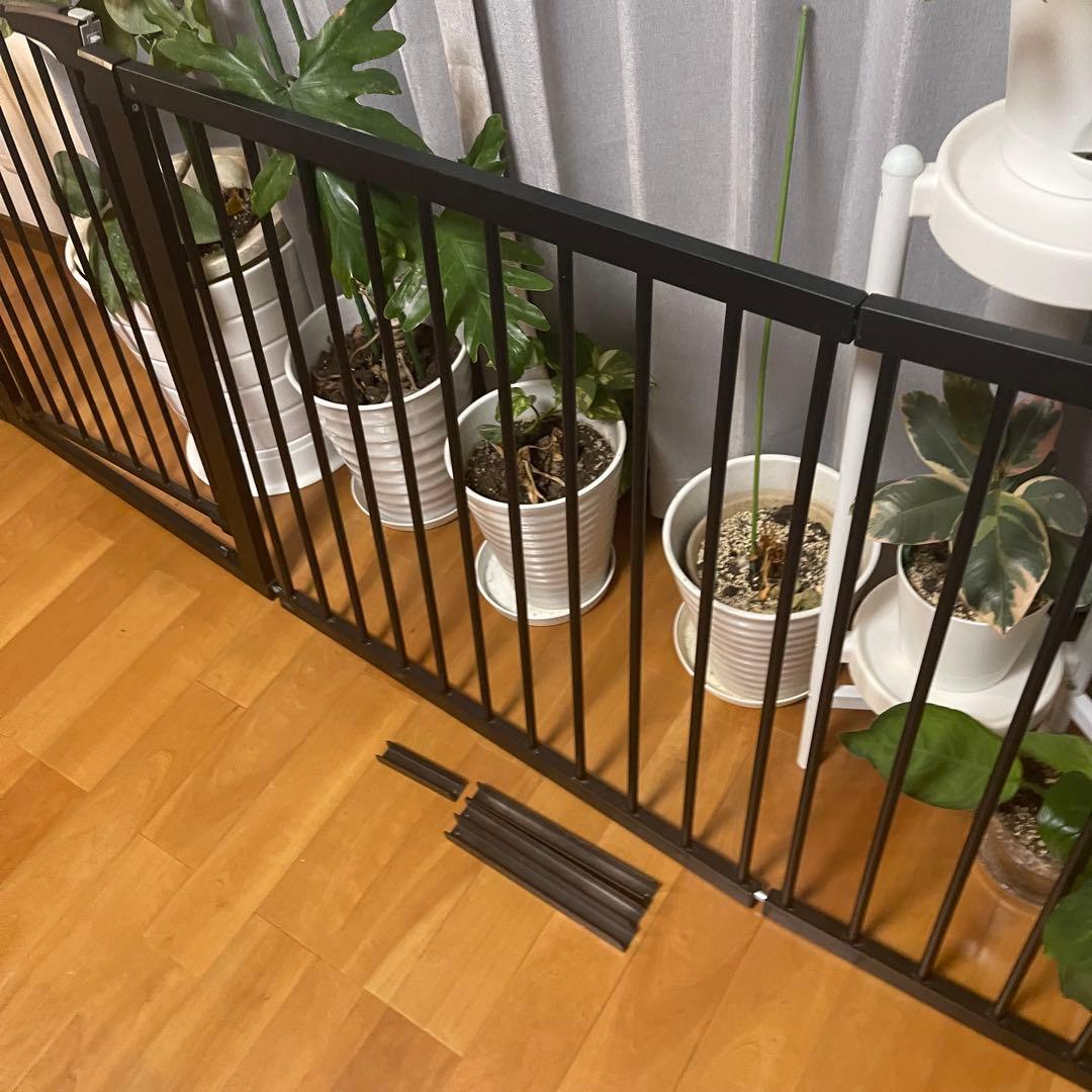 スチール製　突っ張り　ブラック　ゲート　ベビーやペット用に　扉付き　黒色