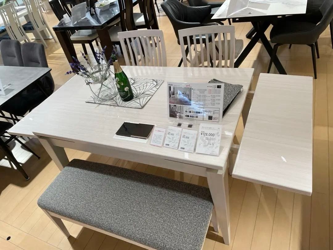 ダイニングテーブル　白　東京インテリア　高級感　 送料のみ価格です‼️120サイズ