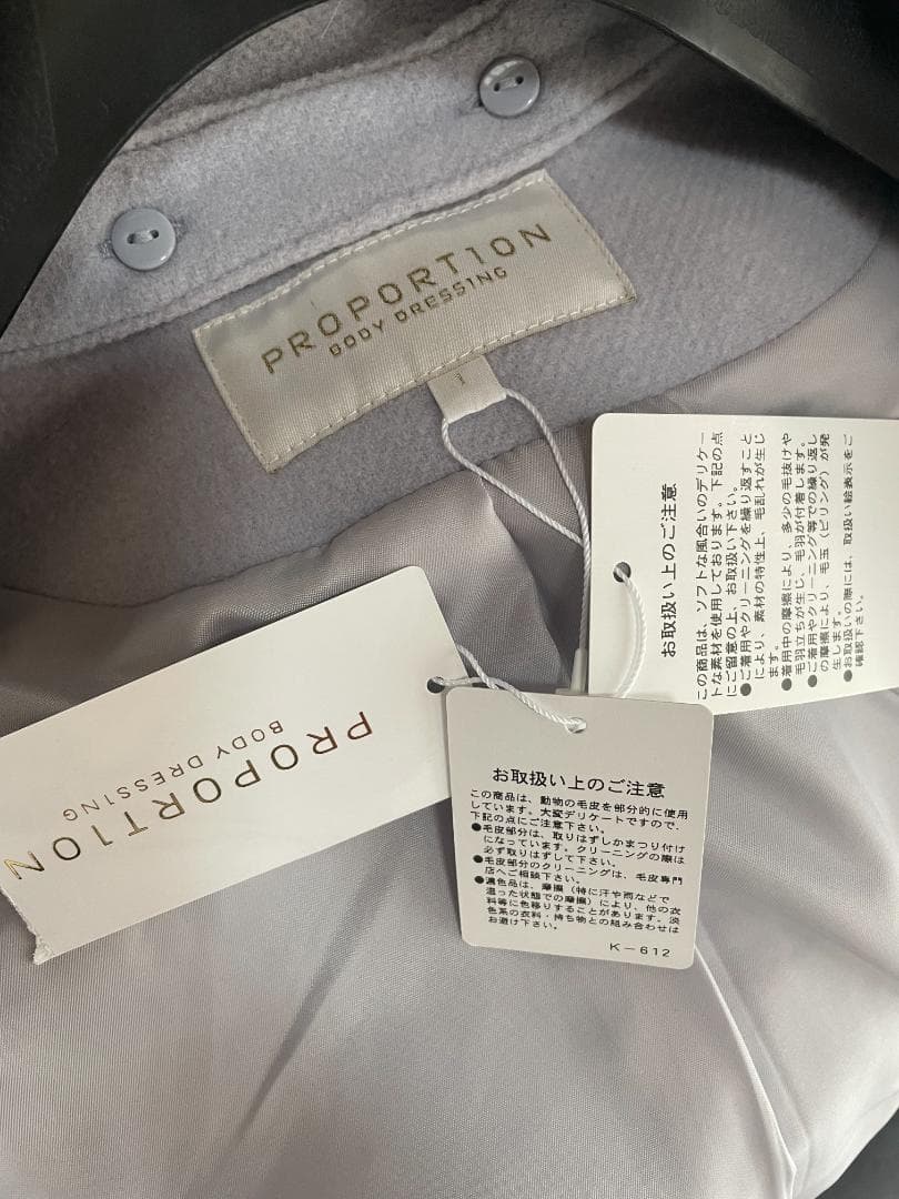 新品　プロポーションボディドレッシング　ファー付コート　薄紫系？　１