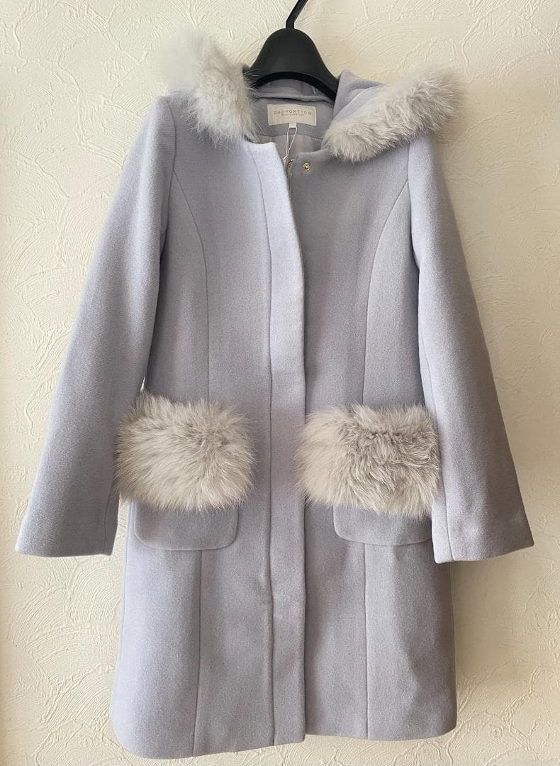 新品　プロポーションボディドレッシング　ファー付コート　薄紫系？　１