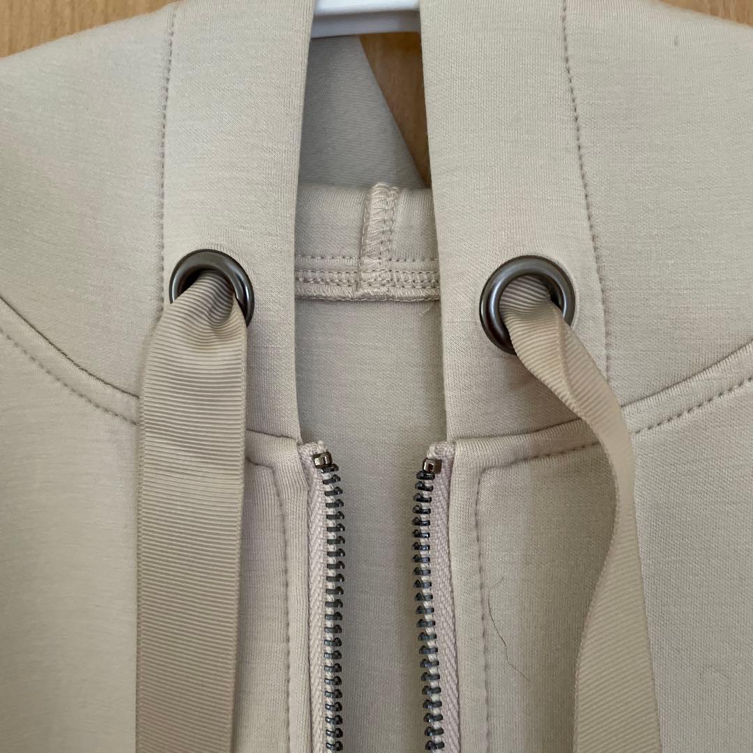 インタープラネット　ペプラムフリルジャケット　ベージュ　グレージュ