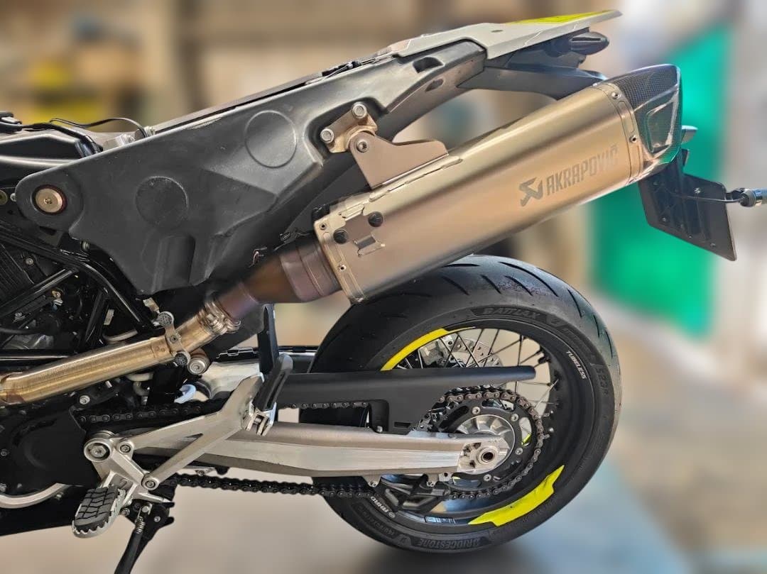 ハスクバーナ701スーパーモト　アクラポビッチスリップオン　KTM