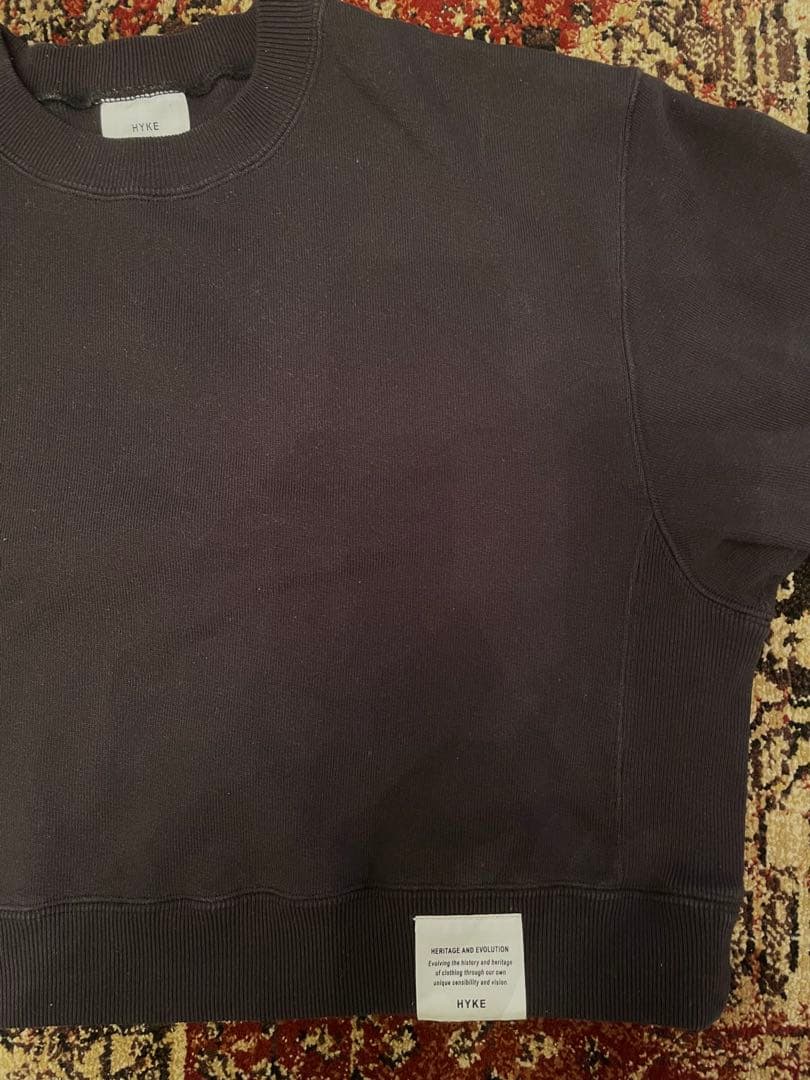 HYKE クロップド丈スウェットプルオーバー ブラック