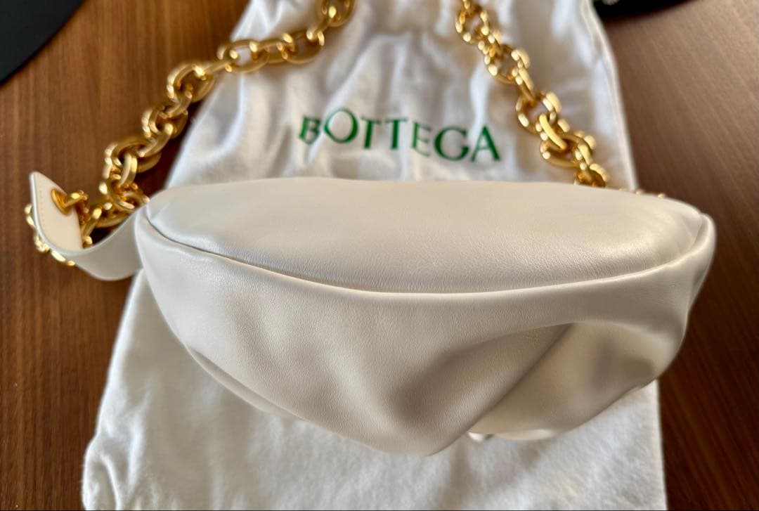 BOTTEGA VENETA ホワイト ボディーバッグ