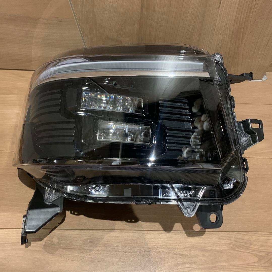 ホンダ　N-BOXカスタム　JF5/6右側ヘッドライト