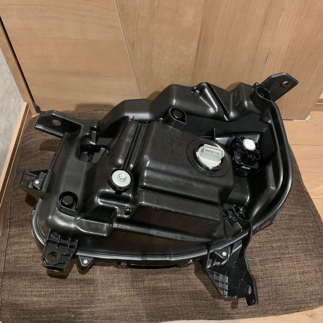 ホンダ　N-BOXカスタム　JF5/6右側ヘッドライト