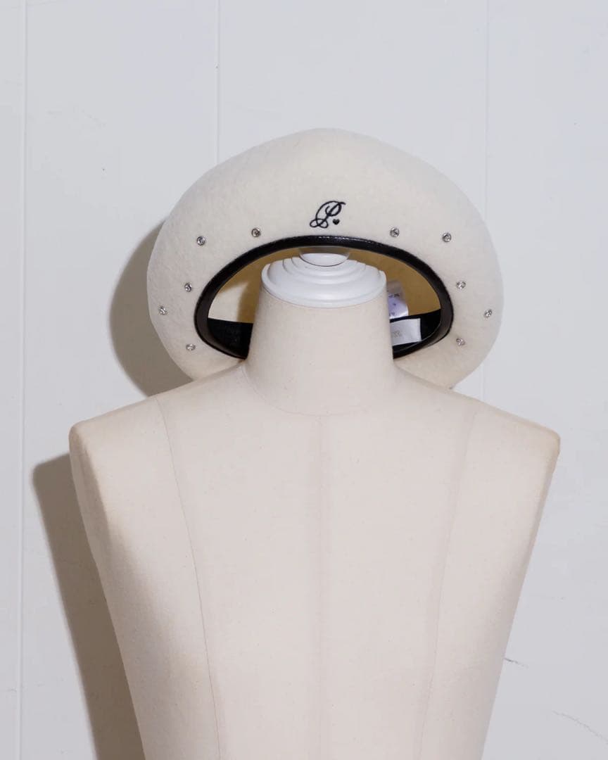 ୨୧新品未開封୨୧ pium ロゴビジュースタッズベレー ホワイト