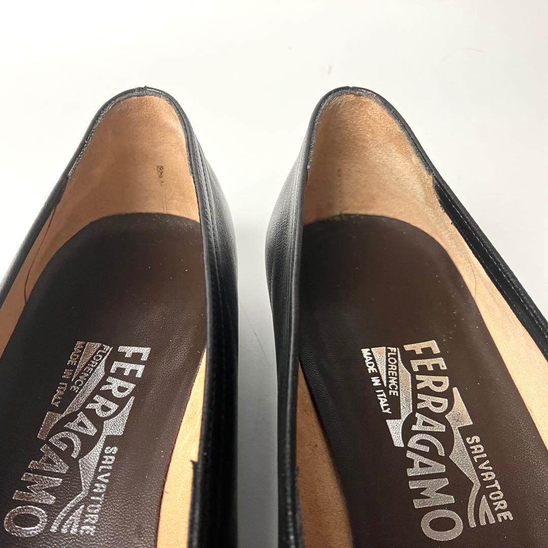 【美品】フェラガモ　Vカットフラットシューズ　Audrey ナッパレザー24.5