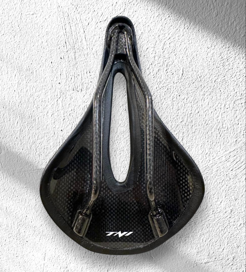 ★ほぼ新品★TNI LiteFly2 カーボンサドル(143mm)