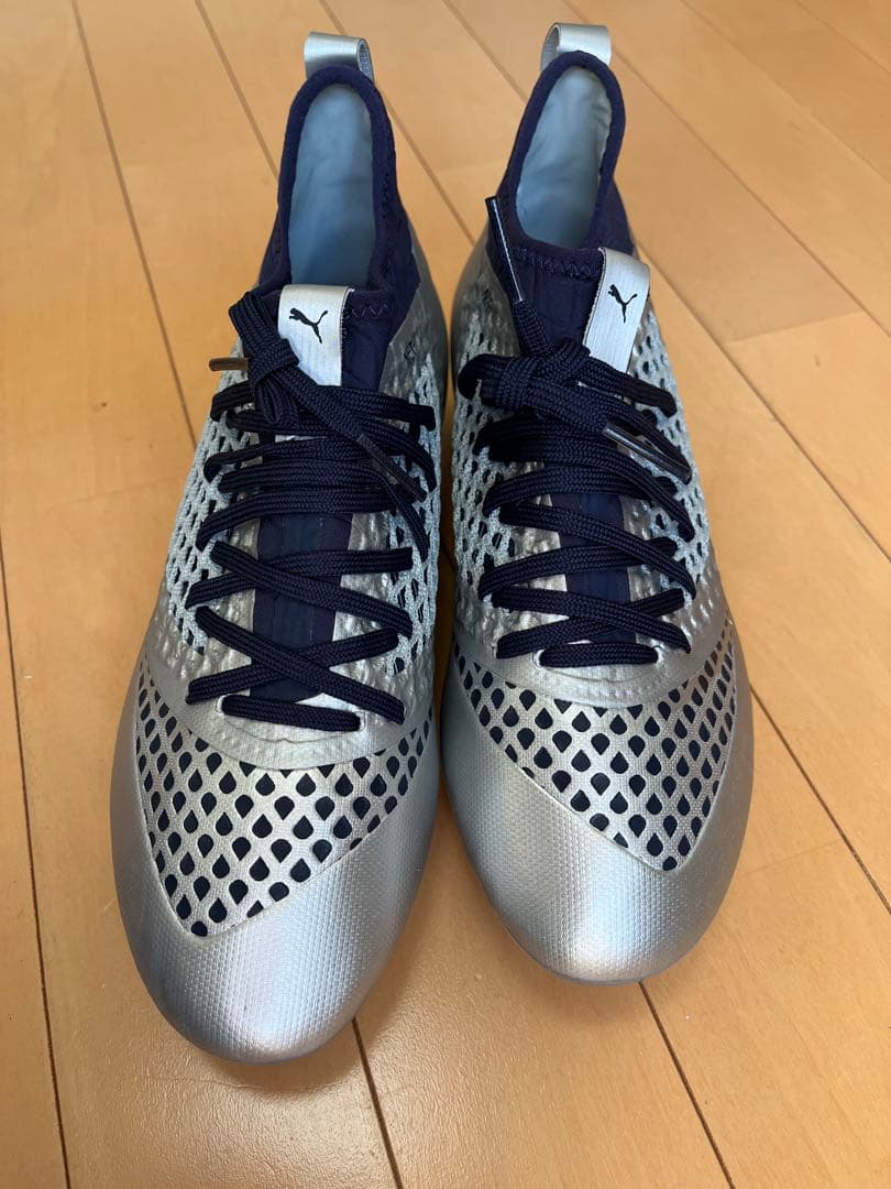 新品　Puma Future サッカーシューズ シルバー/ネイビー　２５.5㎝