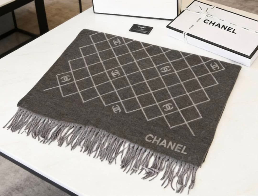 CHANELグレー キルティング柄 フリンジ付 ストール 美品 送料込／匿名配送