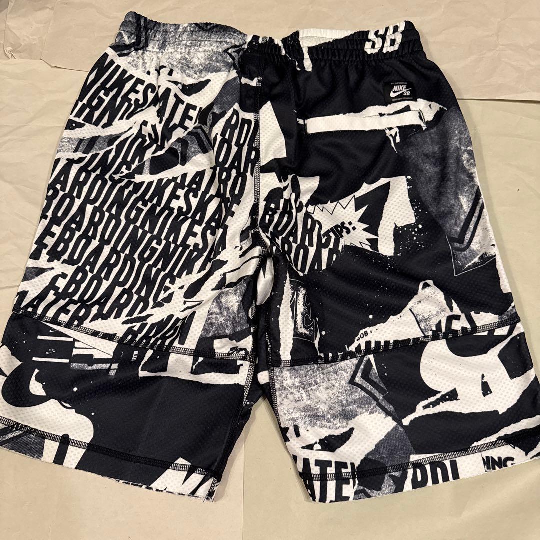 NIKE SB 新品未使用 総柄プリント ショートパンツ(ブラック/M)