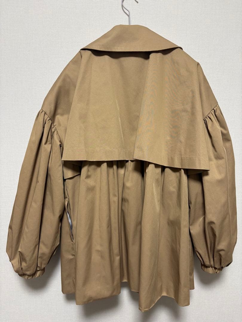 YOIHI フリルギャザーステンカラーコート　ベージュ トレンチ