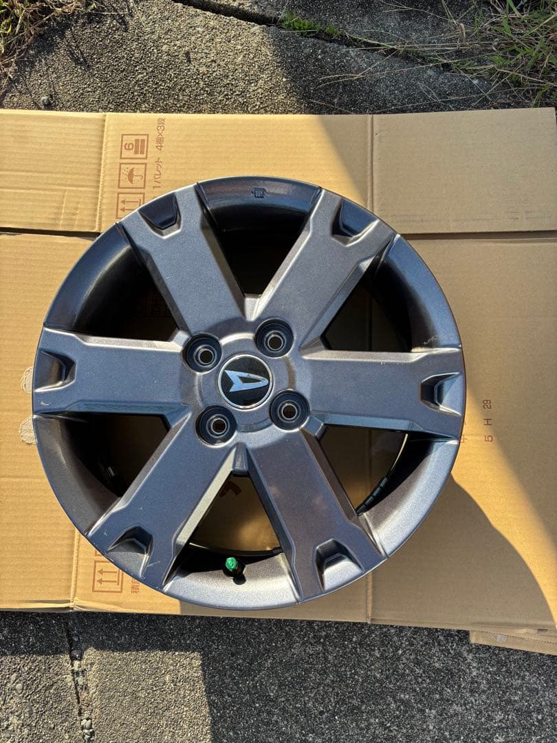 送料無料　タフト15インチ グレー 5スポークホイール 4個セット