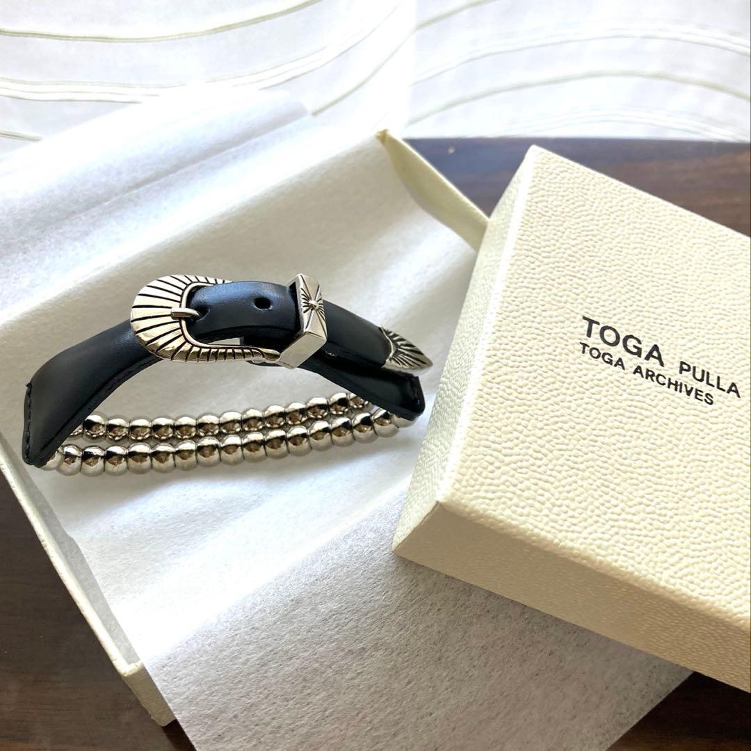 TOGA PULLA トーガ プルラ　メタルバングル　黒　レザー　異素材コンビ