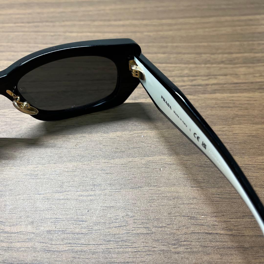 PRADA スクエアサングラス ブラック/ホワイト