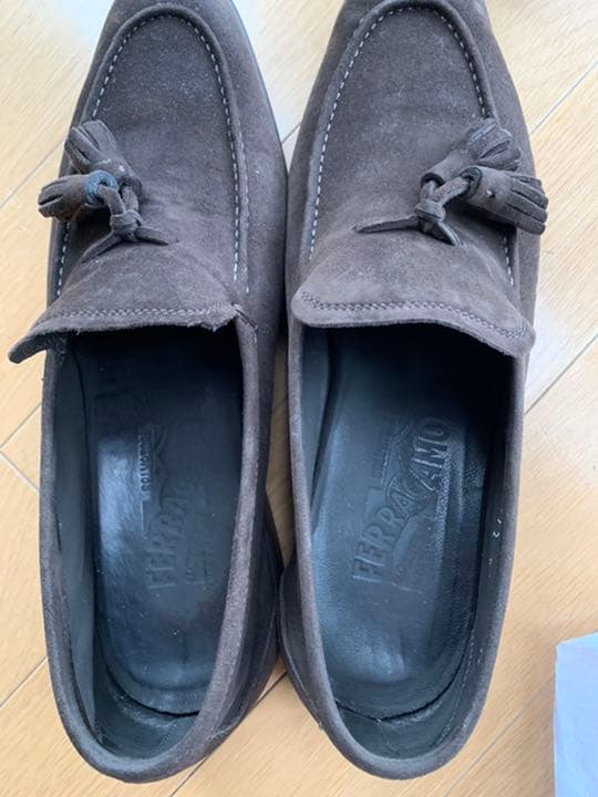 数回着用のみ美品フェラガモ　タッセルローファー、スリッポン、スウェード
