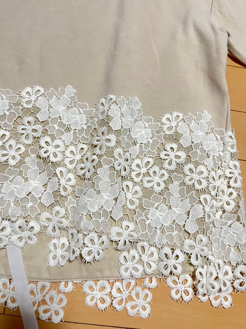 美品／BEARDSLEY ビアズリー　裾レースカットソー　フラワー　ベージュ