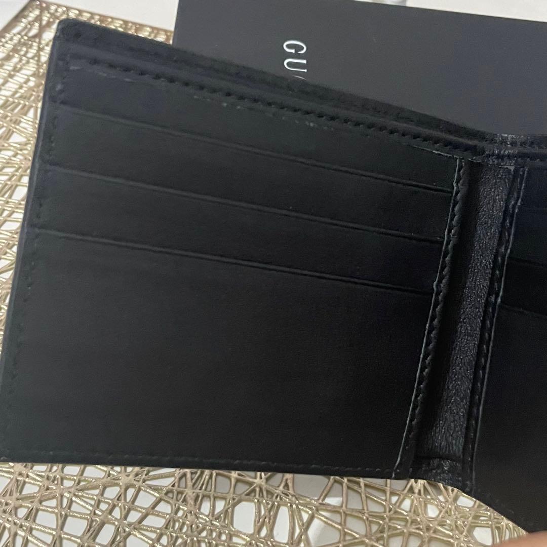 ① GUCCI メンズ　スモールGGエンボス　お札とカード専用財布　ブラック
